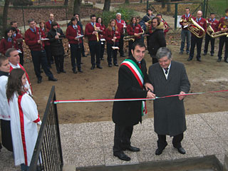 Il sindaco Domenico Finiguerra ed il presidente del Corpo Musicale San Carlo Virginio Magistroni, inaugurano la nuova sede della Banda posta nel seminterrato delle scuole elementari. La struttura è stata inaugurata il 3 dicembre 2006 anche se effettivamente già utilizzata per le prove bandistiche dal mese di giugno.